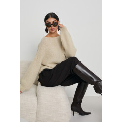 SWETER O OVERSIZEOWYM KROJU