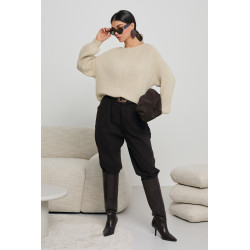 SWETER O OVERSIZEOWYM KROJU