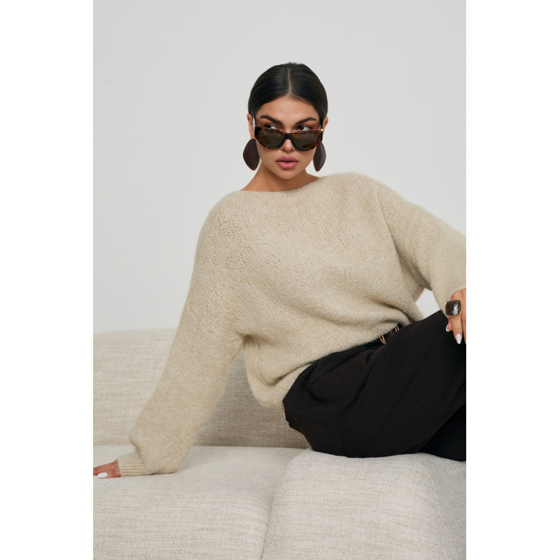 SWETER O OVERSIZEOWYM KROJU