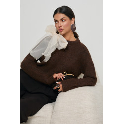 SWETER Z KOKARDĄ NA RAMIENIU