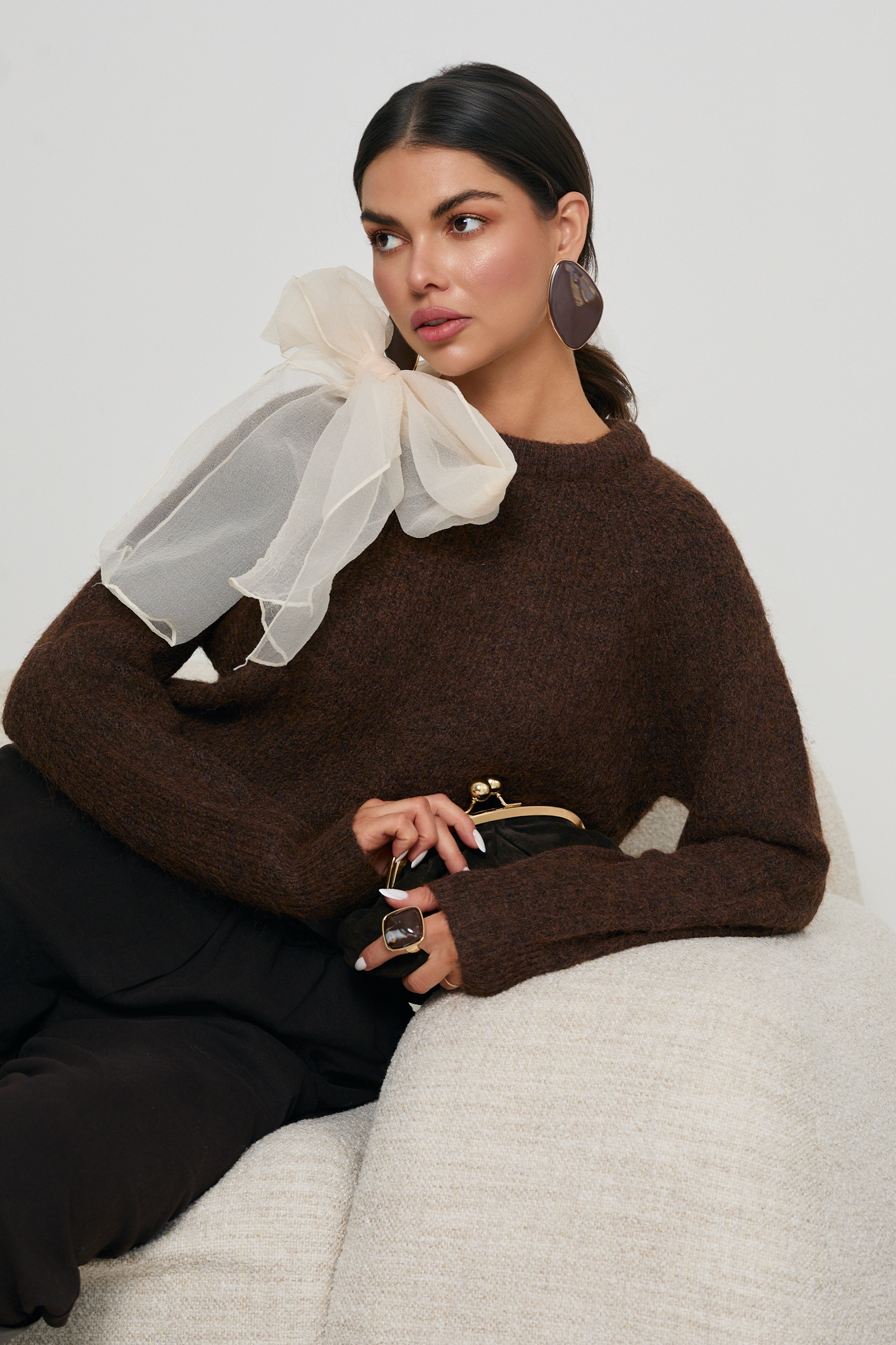 SWETER Z KOKARDĄ NA RAMIENIU