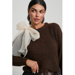 SWETER Z KOKARDĄ NA RAMIENIU