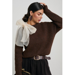 SWETER Z KOKARDĄ NA RAMIENIU