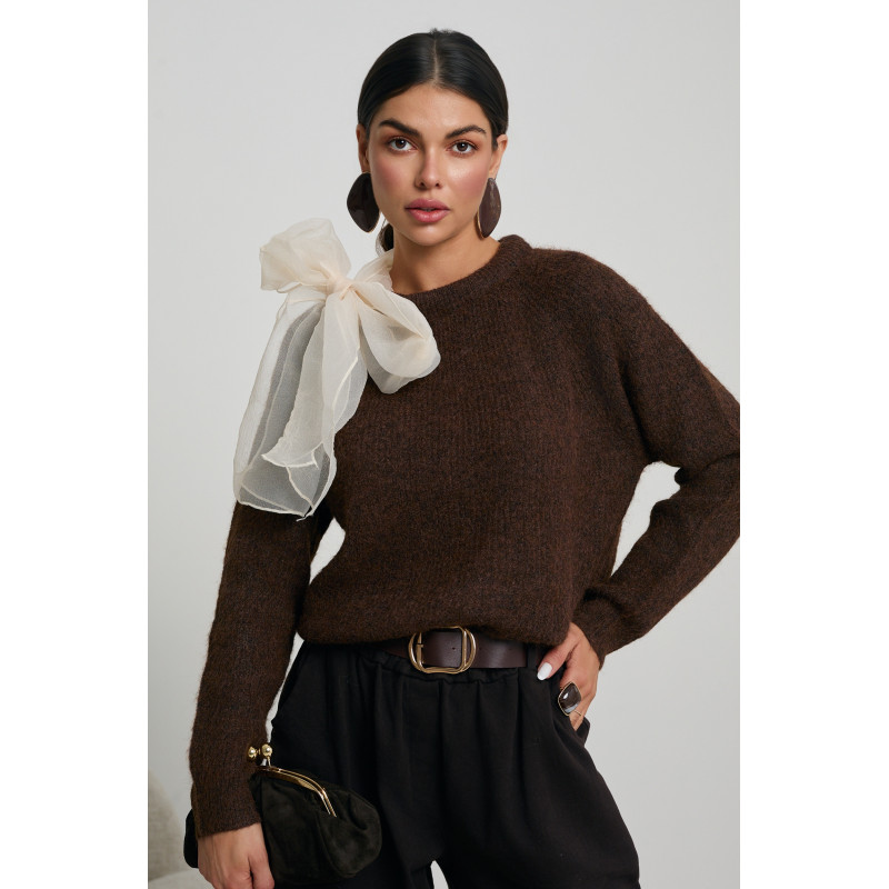 SWETER Z KOKARDĄ NA RAMIENIU