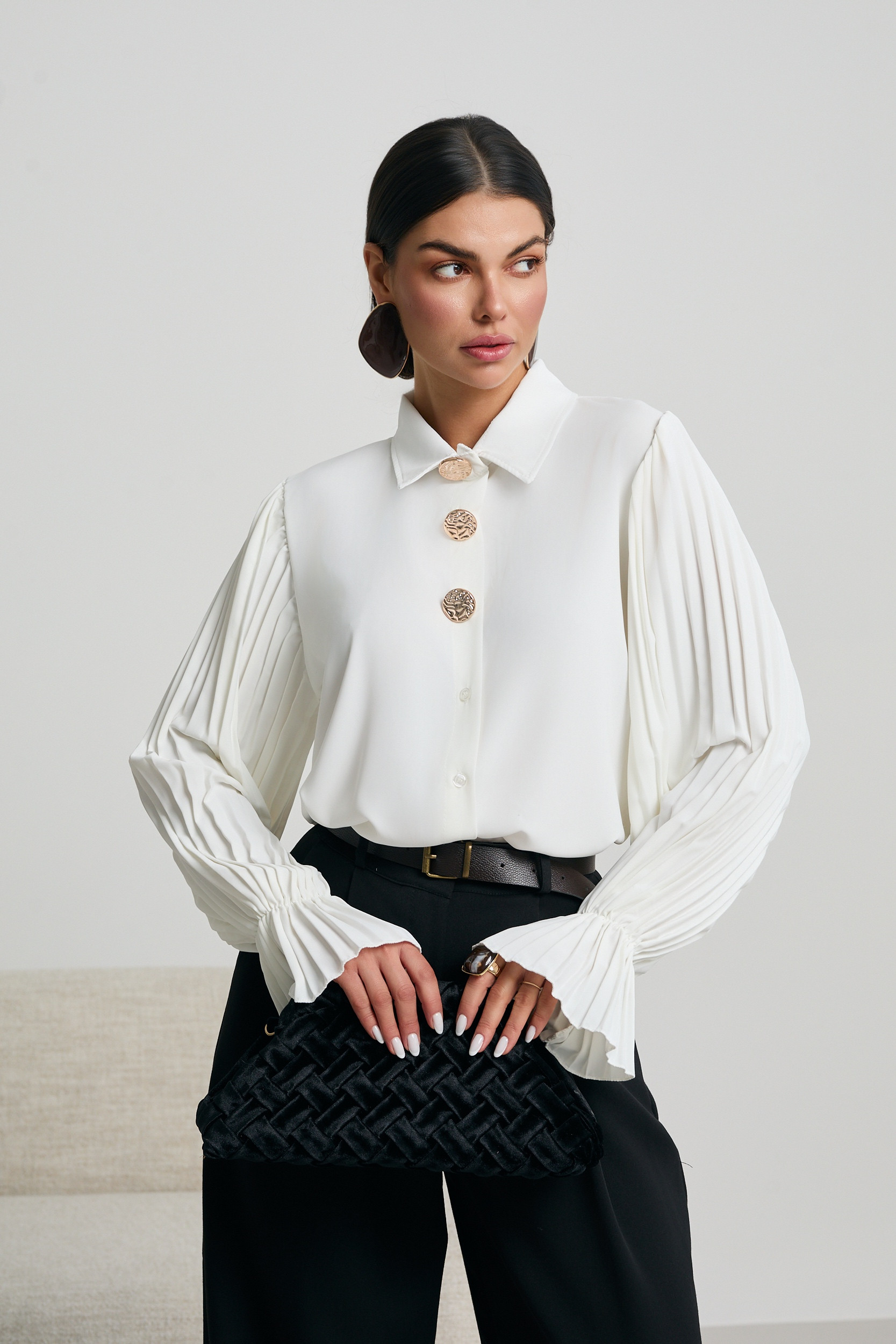 KOSZULA Z PLISOWANYMI RĘKAWAMI I ZŁOTYMI GUZIKAMI