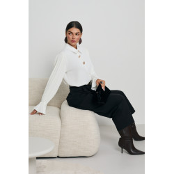 KOSZULA Z PLISOWANYMI RĘKAWAMI I ZŁOTYMI GUZIKAMI