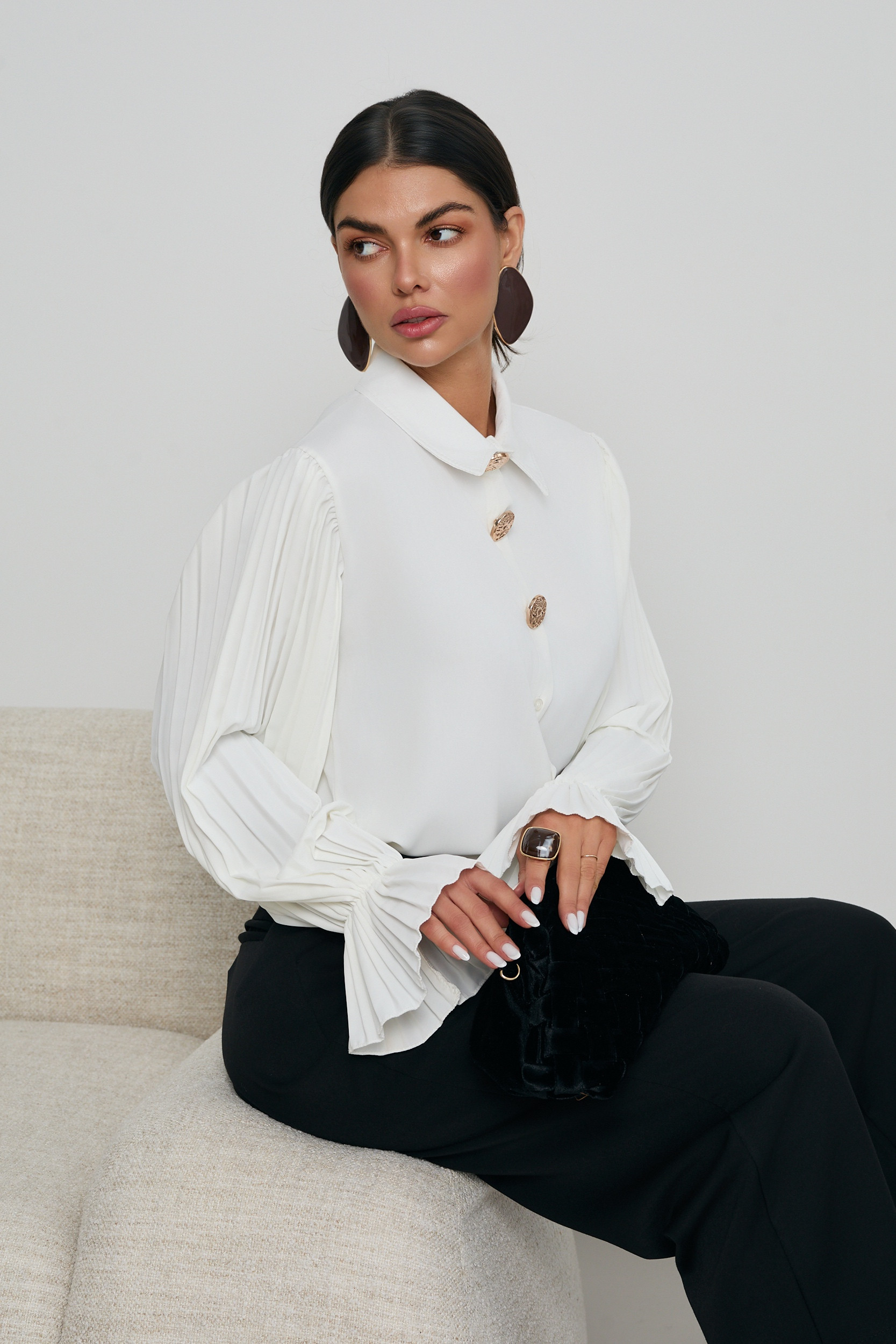 KOSZULA Z PLISOWANYMI RĘKAWAMI I ZŁOTYMI GUZIKAMI