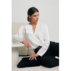 KOSZULA O KOPERTOWYM KROJU Z KWIATOWYM DETALEM