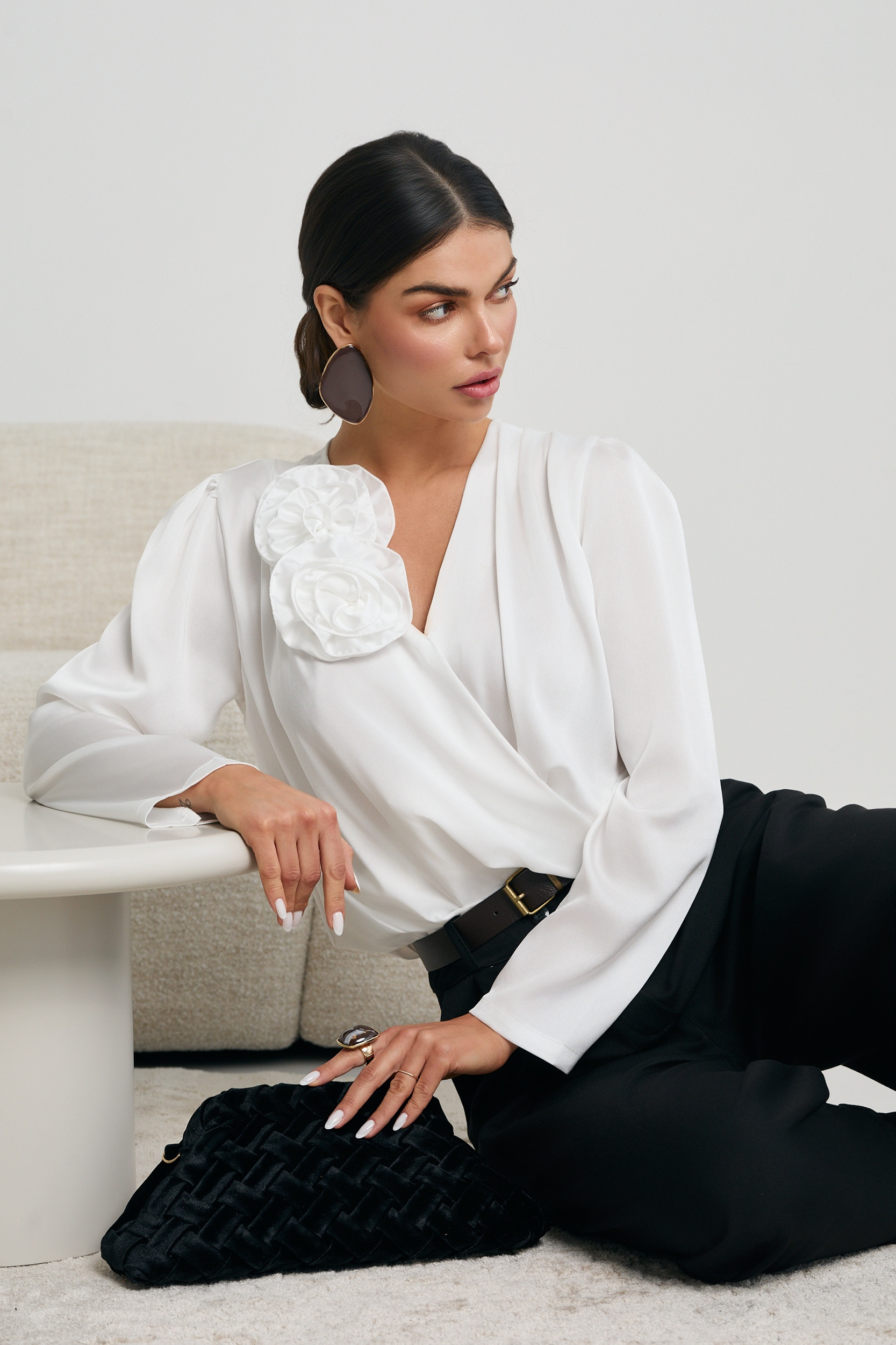 KOSZULA O KOPERTOWYM KROJU Z KWIATOWYM DETALEM