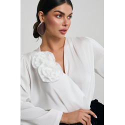 KOSZULA O KOPERTOWYM KROJU Z KWIATOWYM DETALEM