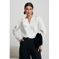 KOSZULA O KOPERTOWYM KROJU Z KWIATOWYM DETALEM