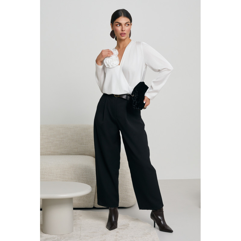 KOSZULA O KOPERTOWYM KROJU Z KWIATOWYM DETALEM