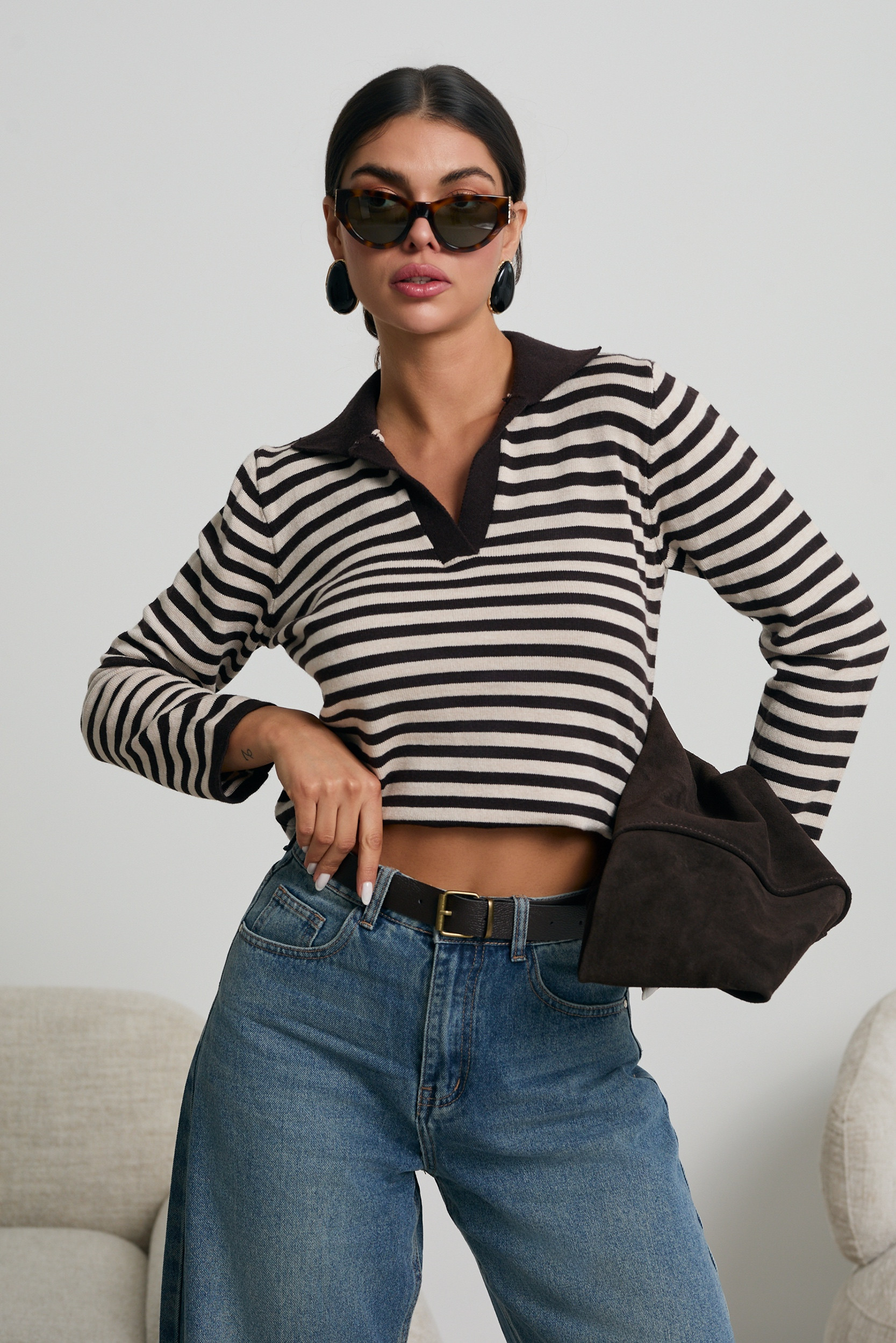 SWETER W PASKI Z KOŁNIERZYKIEM