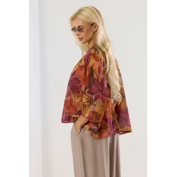 Kimonowa bluzka oversize w egzotyczne kwiaty z ozdobnymi zapięciami