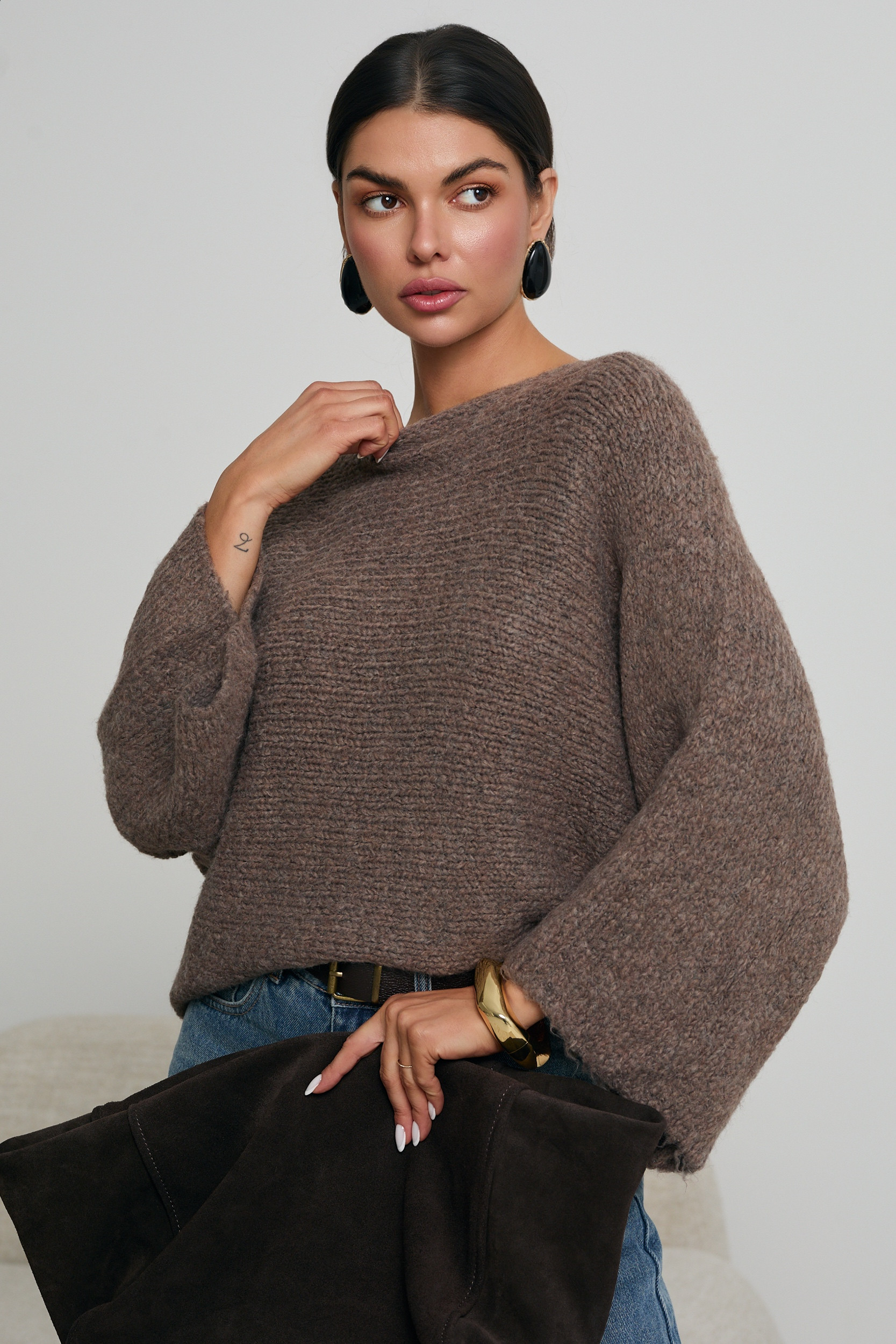 OVERIZOWY SWETER Z WIĄZANIEM NA PLECACH