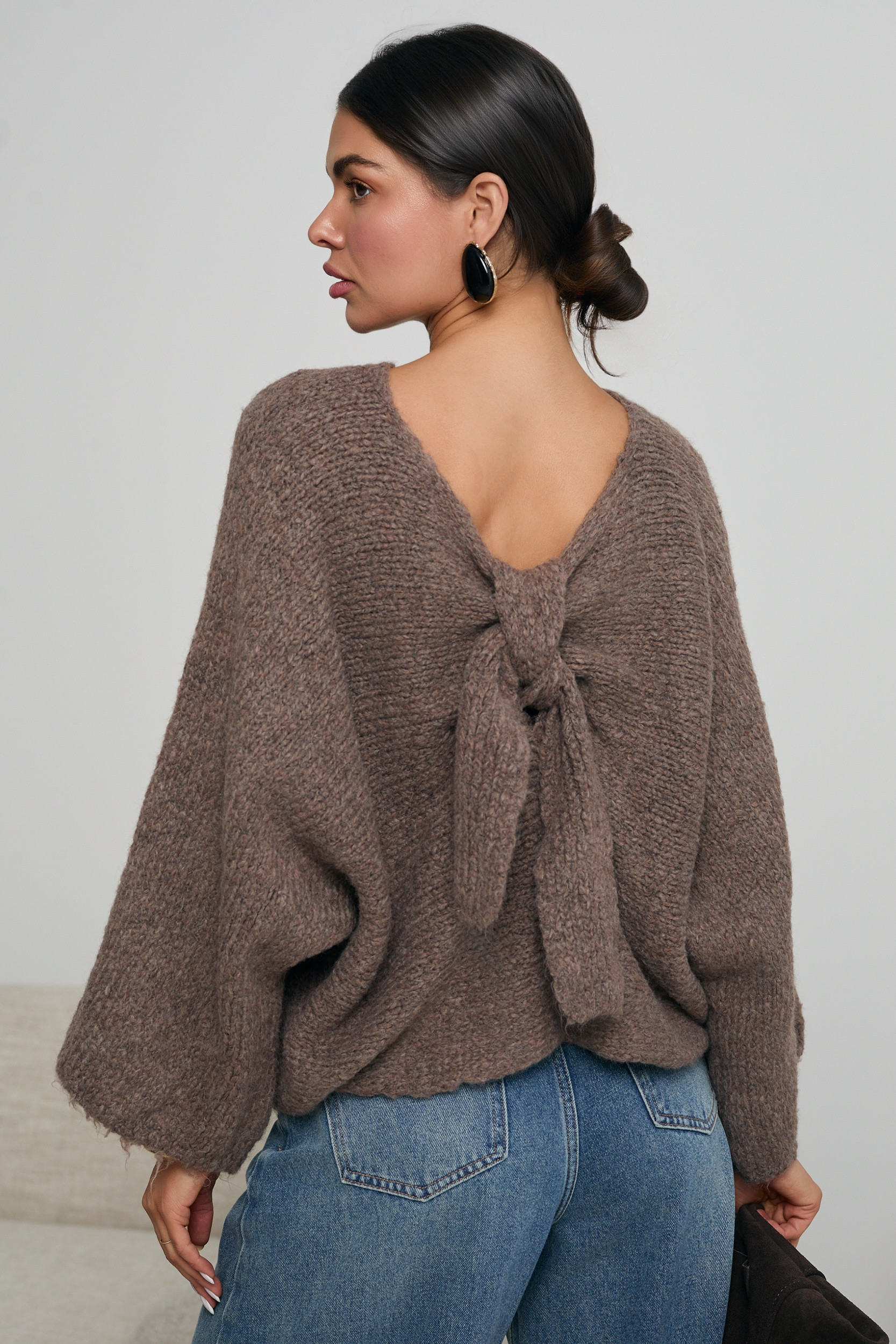 OVERIZOWY SWETER Z WIĄZANIEM NA PLECACH