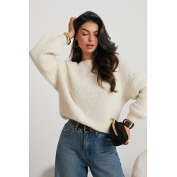 SWETER O OVERSIZEOWYM KROJU