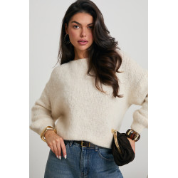 SWETER O OVERSIZEOWYM KROJU