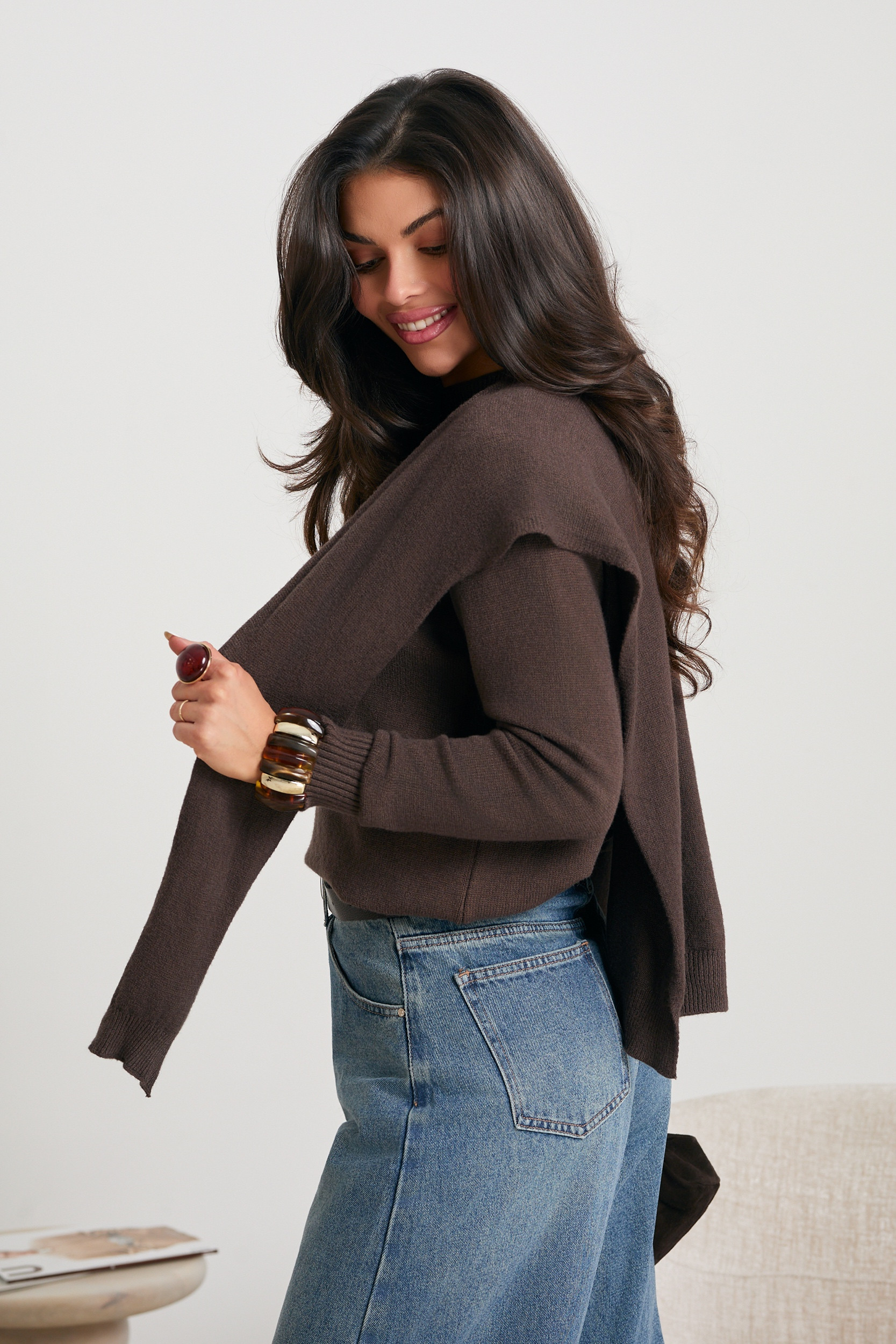 SWETER Z DODATKOWĄ WARSTWĄ W FORMIE NARZUTKI