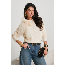 SWETER Z KOKARDĄ NA RAMIENIU