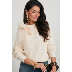 SWETER Z KOKARDĄ NA RAMIENIU