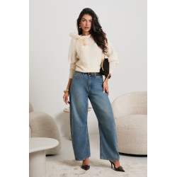 SWETER Z KOKARDĄ NA RAMIENIU