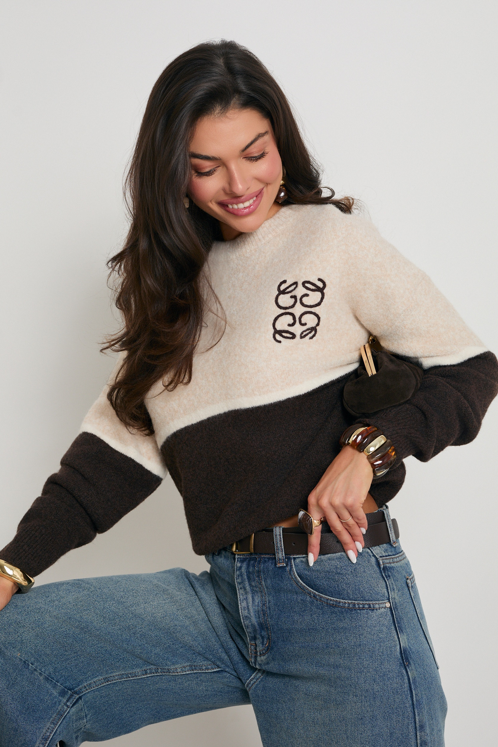 DWUKOLOROWY SWETER Z DEKORACYJNYM HAFTEM