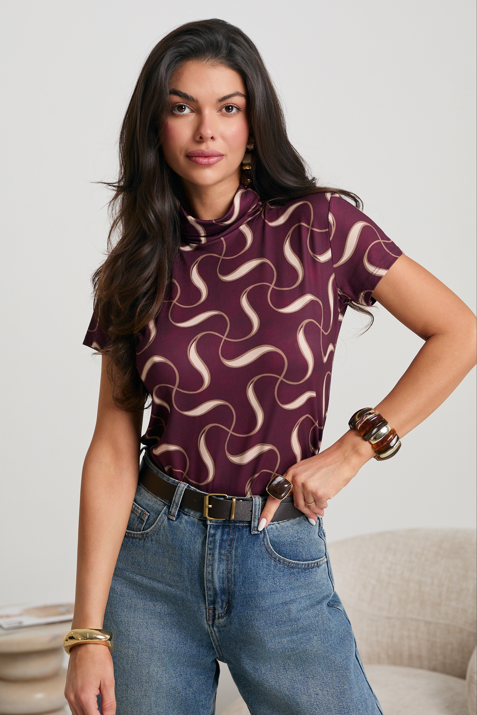 BLUZKA Z ABSTRAKCYJNYM PRINTEM I GOLFEM