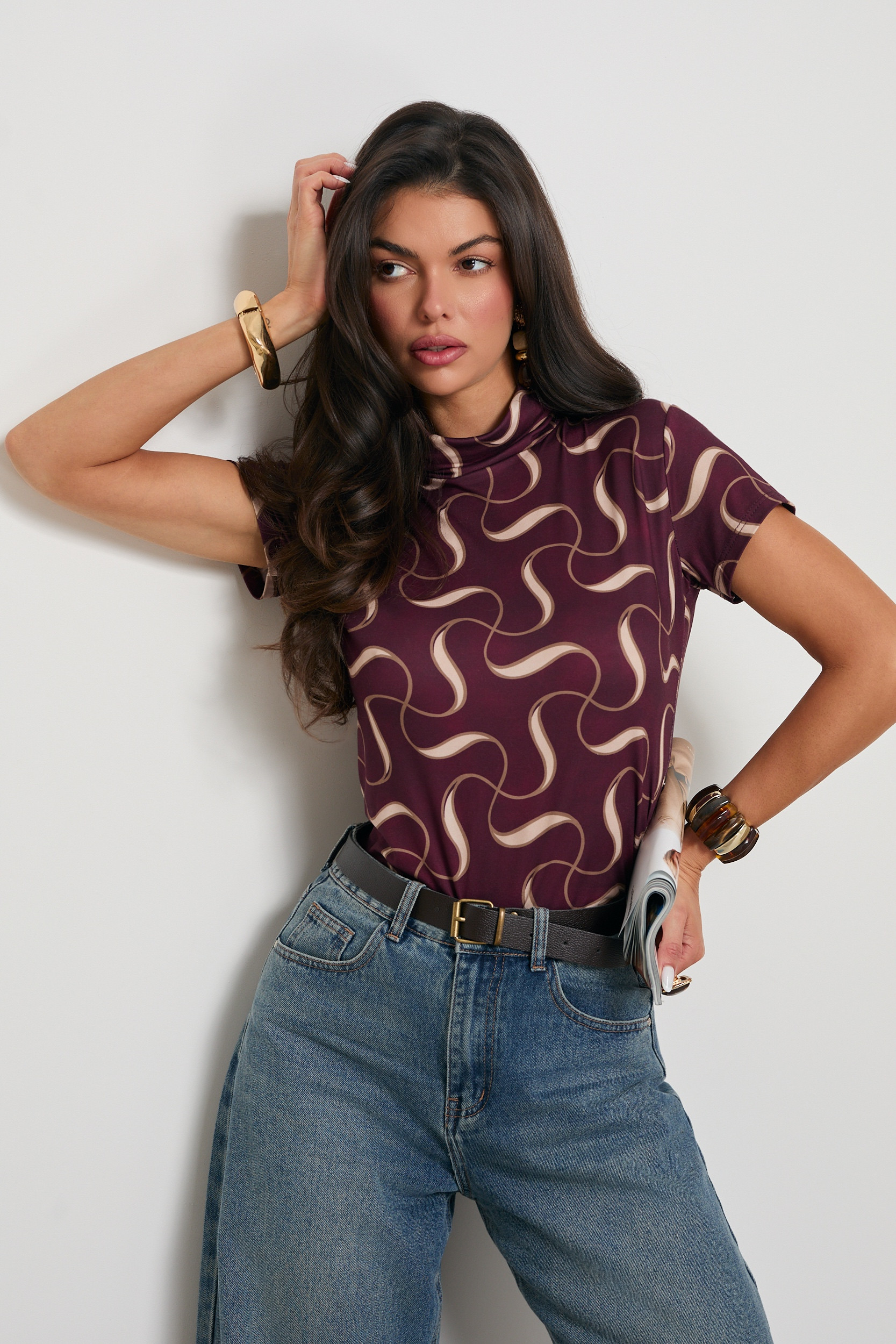 BLUZKA Z ABSTRAKCYJNYM PRINTEM I GOLFEM