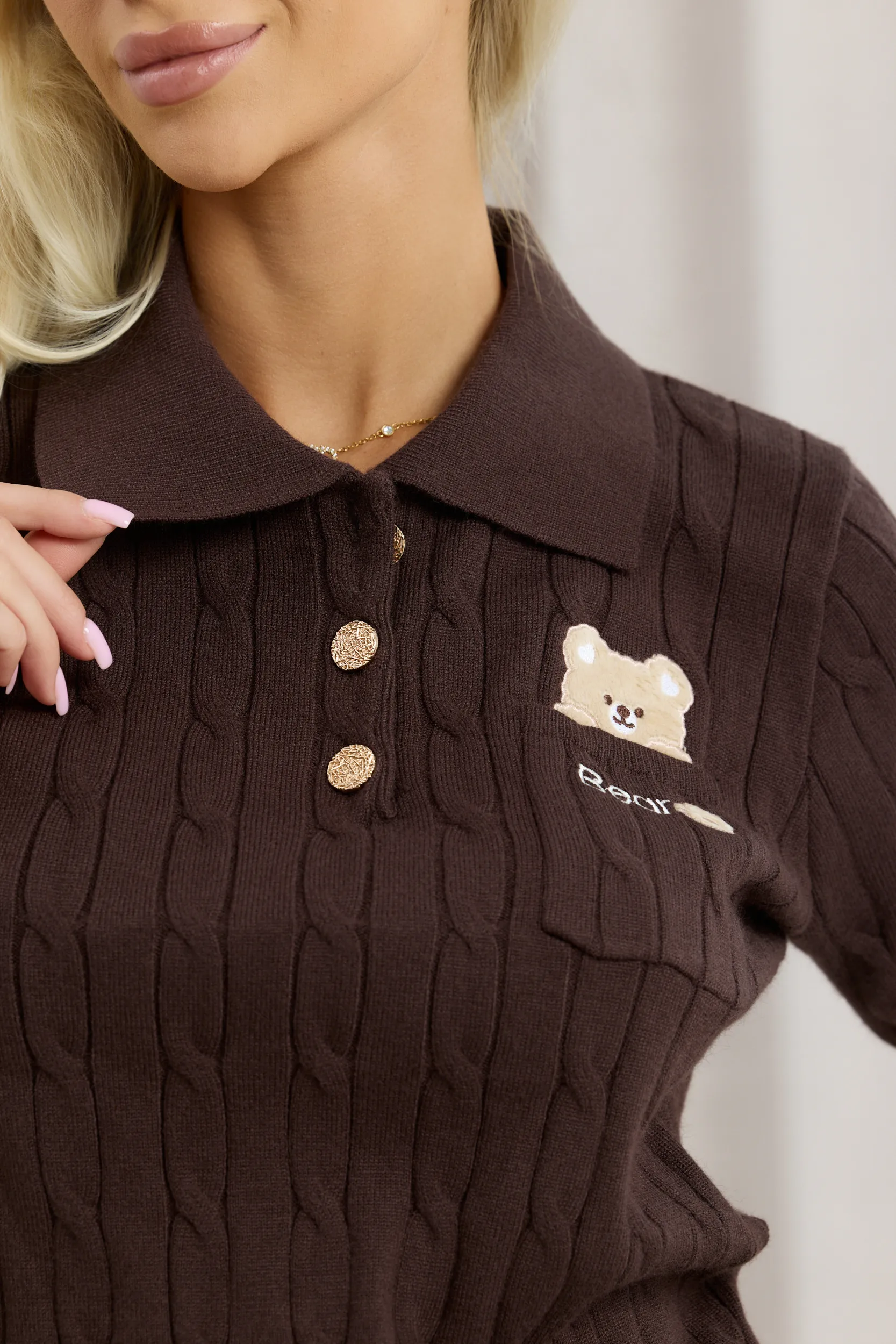 Sweter polo o warkoczowym splocie z misiem i złotymi guzikami