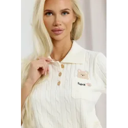 Sweter polo o warkoczowym splocie z misiem i złotymi guzikami
