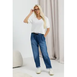 Jeansy typu boyfriend z gumką w pasie i paskiem