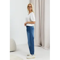 Jeansy typu boyfriend z gumką w pasie i paskiem