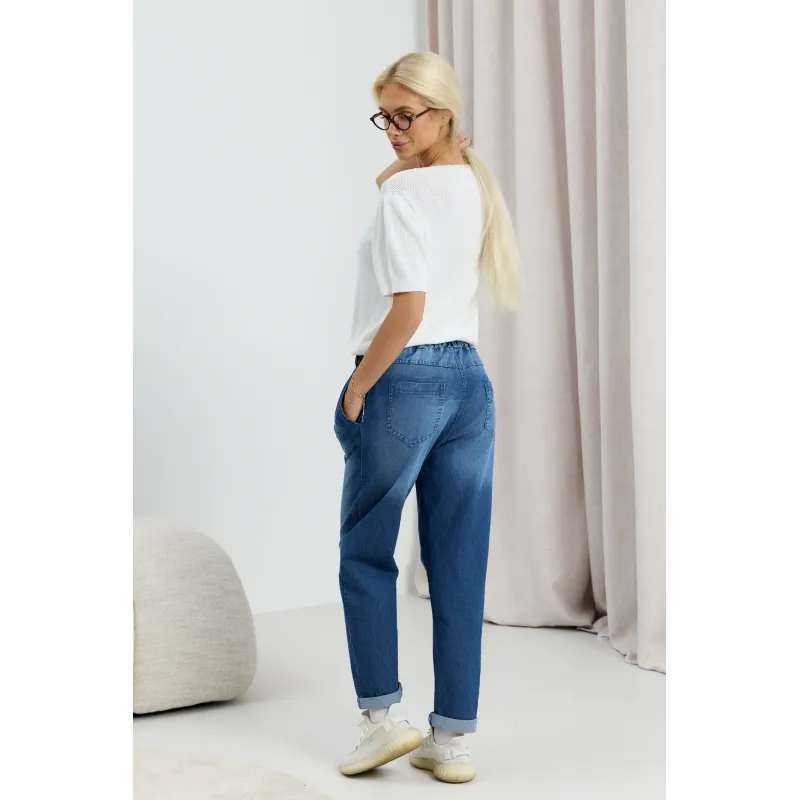Jeansy typu boyfriend z gumką w pasie i paskiem