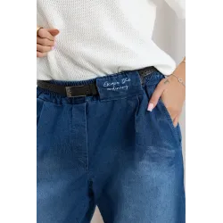 Jeansy typu boyfriend z gumką w pasie i paskiem