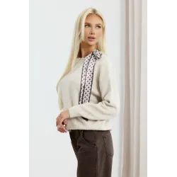 Sweter z ozdobną apaszką wiązaną przy dekolcie