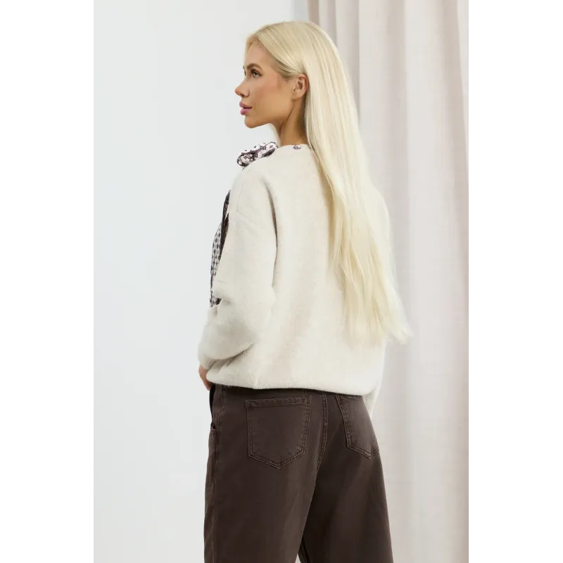 Sweter z ozdobną apaszką wiązaną przy dekolcie