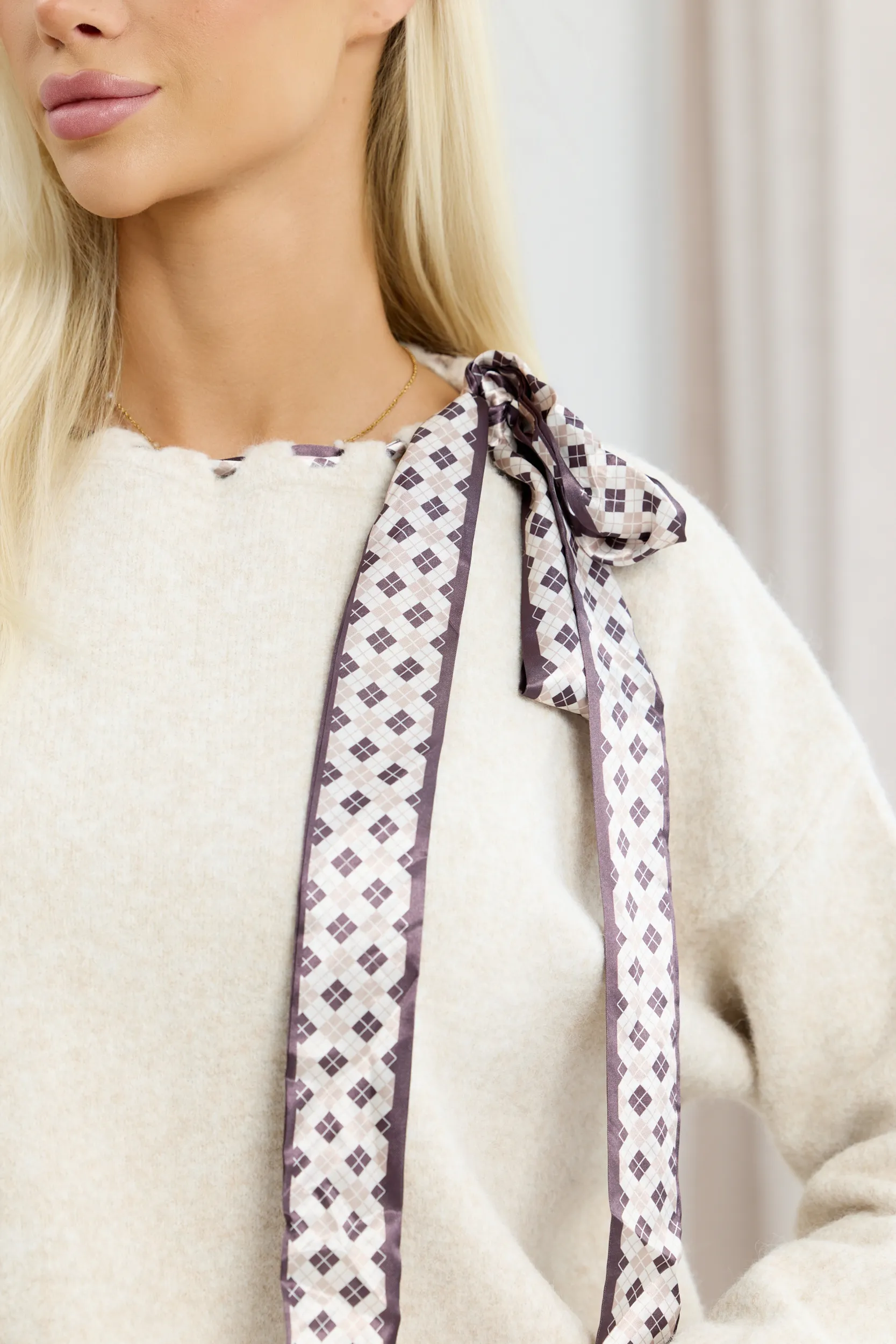 Sweter z ozdobną apaszką wiązaną przy dekolcie