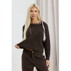 Sweter z ozdobną apaszką wiązaną przy dekolcie