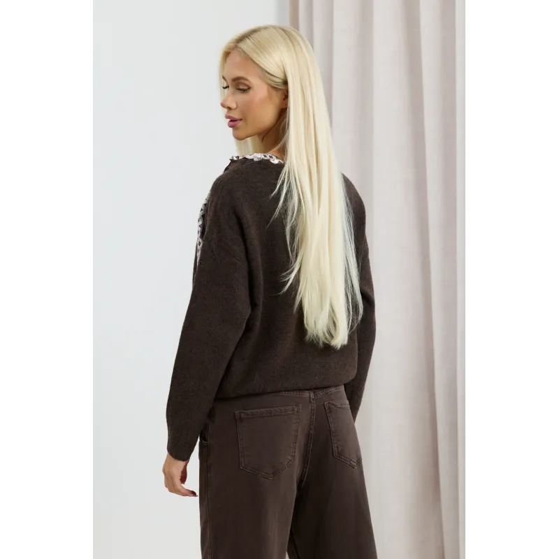 Sweter z ozdobną apaszką wiązaną przy dekolcie