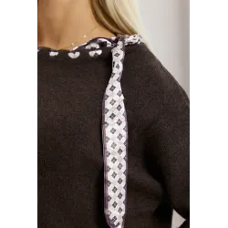 Sweter z ozdobną apaszką wiązaną przy dekolcie