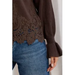 Sweter z koronkowym wykończeniem i falbanami przy rękawach