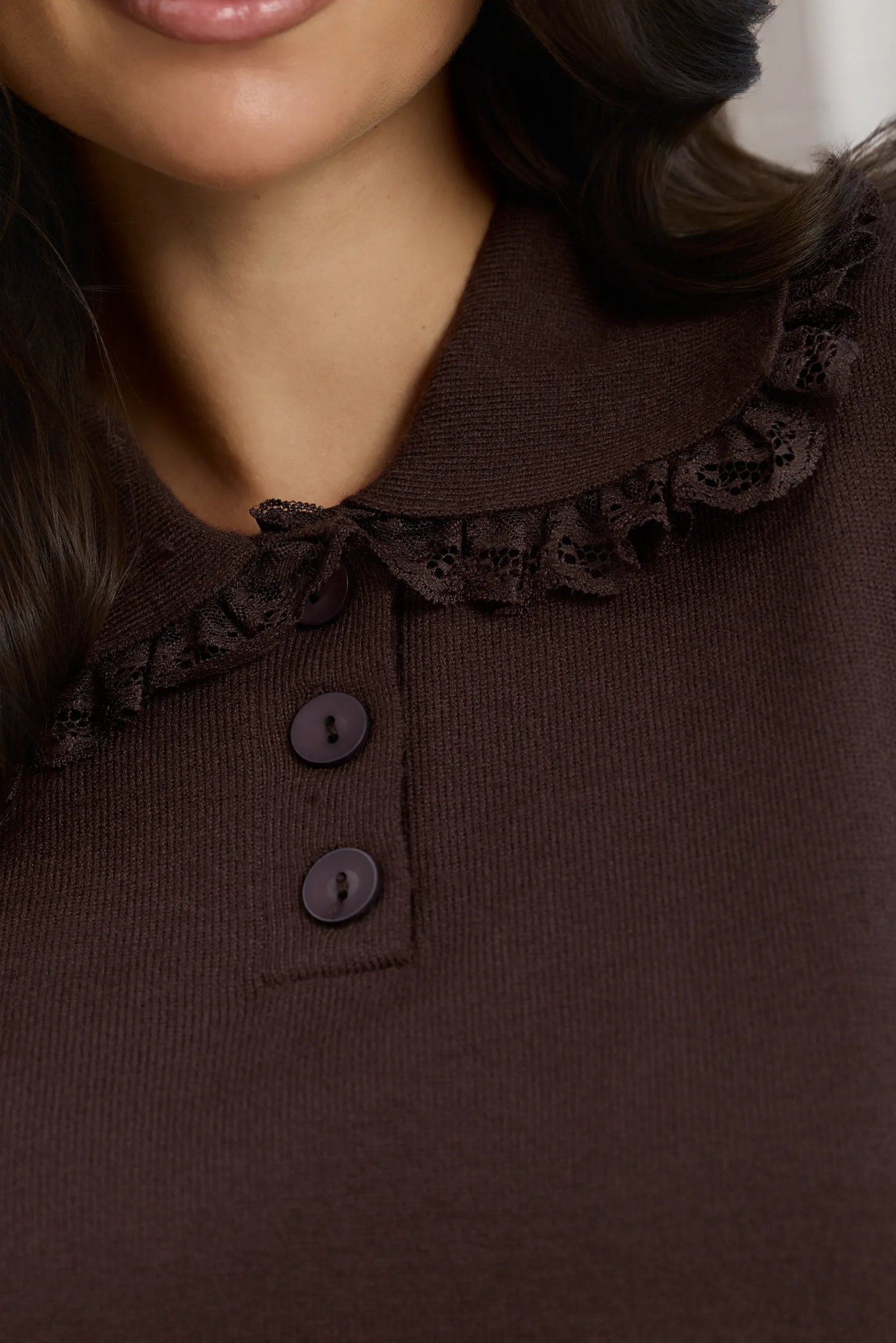 Dzianinowy sweter z koronkowym kołnierzykiem polo