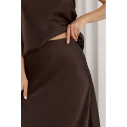 Zwiewna spódnica satynowa o długości midi