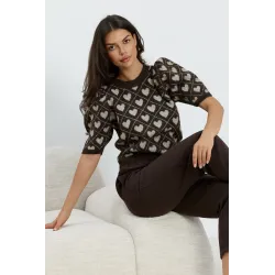 Sweter w serca z bufiastymi rękawami