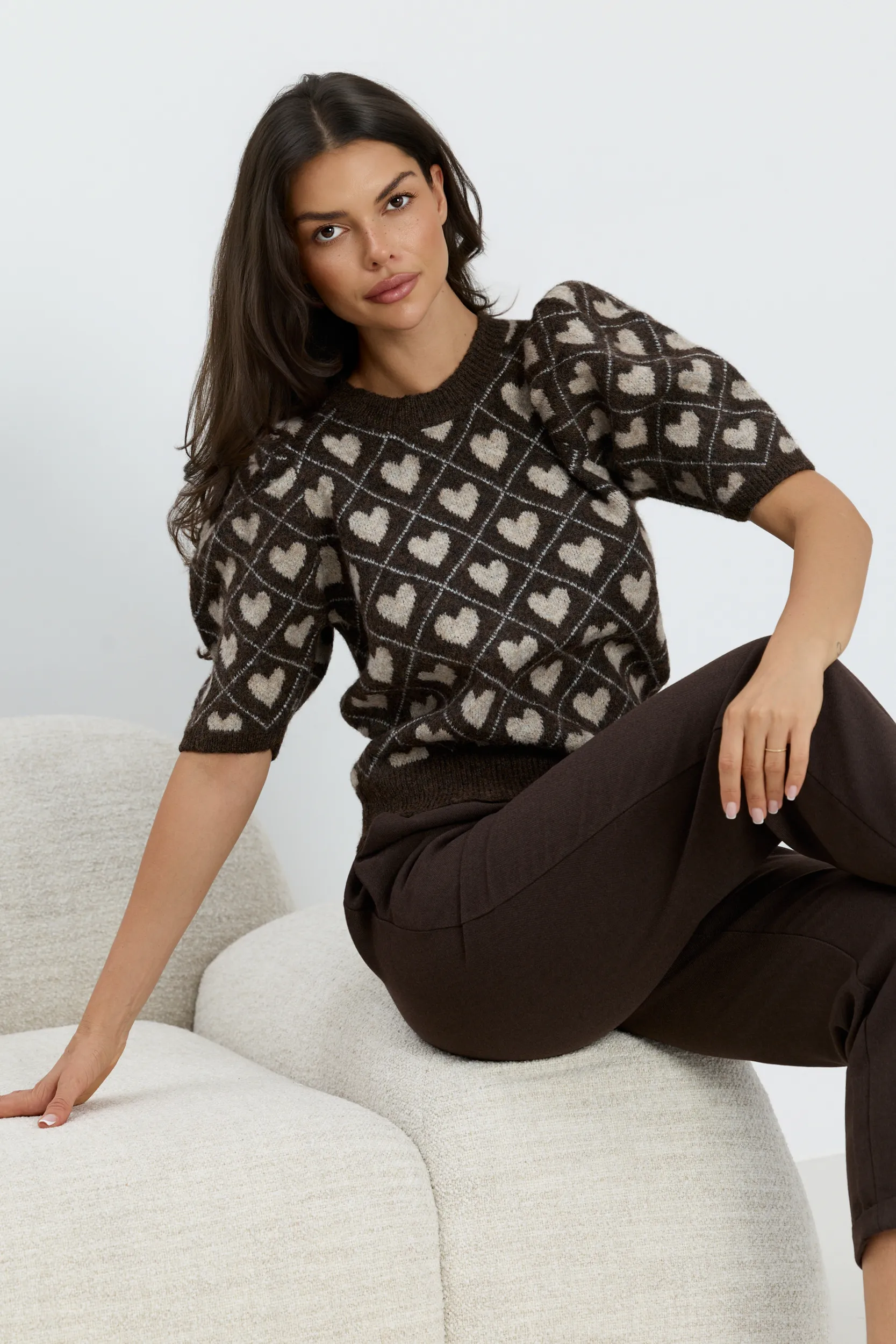 Sweter w serca z bufiastymi rękawami