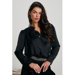 KOSZULA O KOPERTOWYM KROJU Z KWIATOWYM DETALEM