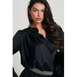KOSZULA O KOPERTOWYM KROJU Z KWIATOWYM DETALEM