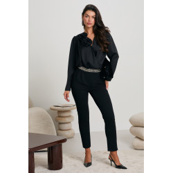 KOSZULA O KOPERTOWYM KROJU Z KWIATOWYM DETALEM