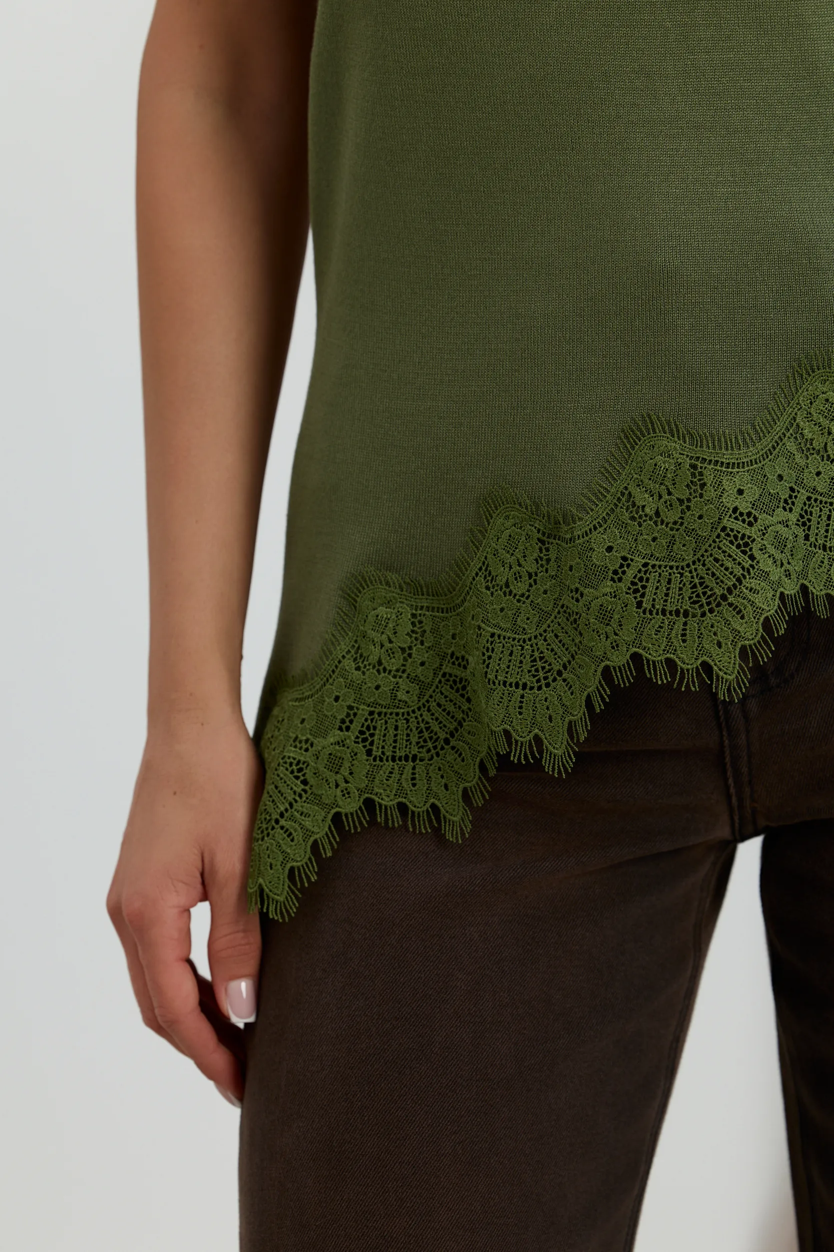 Dzianinowy top bez rękawów z dekoltem typu halter i koronką